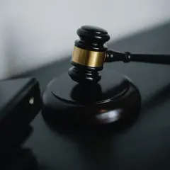 Czy złożenie wniosku o upadłość konsumencką wstrzymuje egzekucję komorniczą?