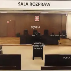 Układ sali rozpraw z oznaczeniami miejsc: sędzia, protokolant, świadek, powód, pozwany, publiczność.