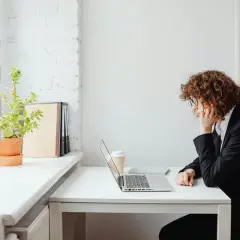 Jakie akty prawne regulują pracę nauczyciela i co musisz wiedzieć?