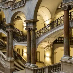 Jak wygląda rozprawa w sądzie? Poznaj kluczowe informacje i wskazówki