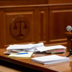 Jak wygląda rozprawa o znęcanie? Kluczowe etapy i prawa ofiary