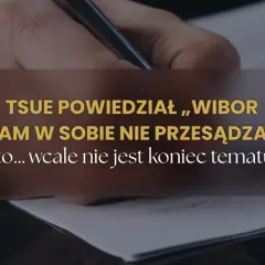 Dłoń pisząca piórem na dokumencie, z tekstem "TSUE powiedział, 'wybór sam w sobie nie przesądza'".