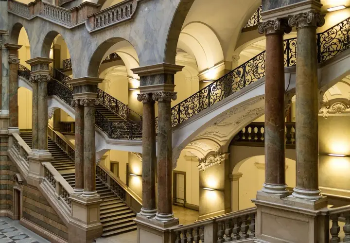Jak wygląda rozprawa w sądzie? Poznaj kluczowe informacje i wskazówki