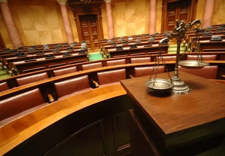 Wyłączenie jawności rozprawy – co to znaczy i jakie są konsekwencje?