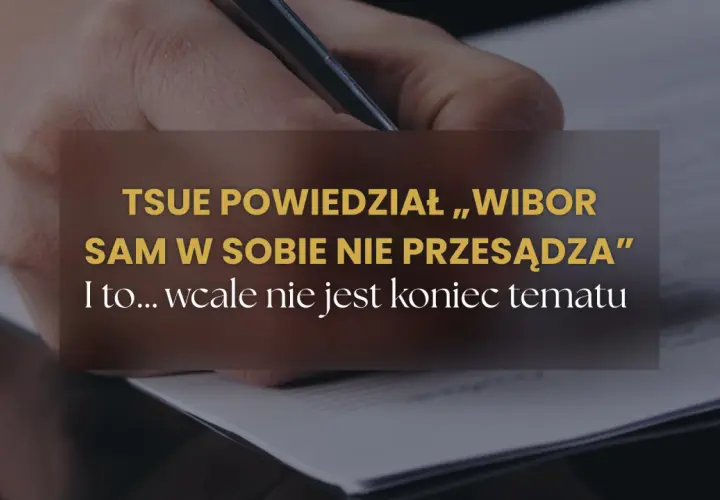 Dłoń pisząca piórem na dokumencie, z tekstem "TSUE powiedział, 'wybór sam w sobie nie przesądza'".