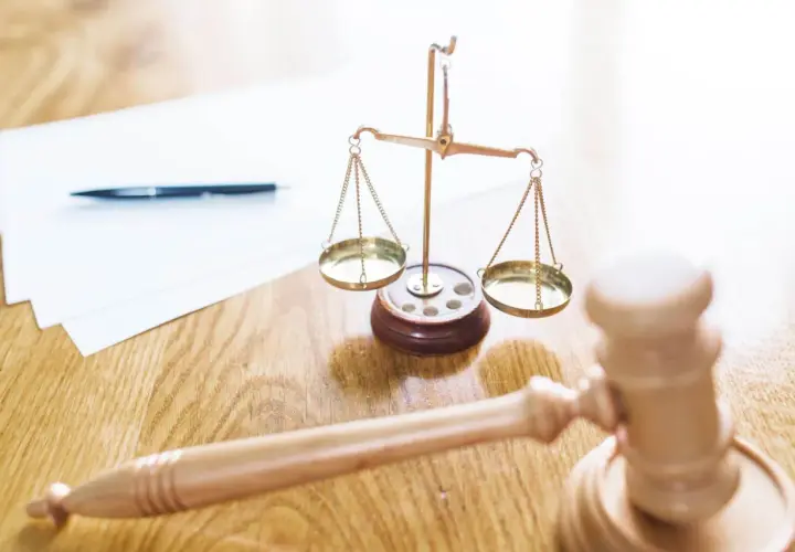 Zniesienie terminu rozprawy – co to oznacza i jakie są skutki?