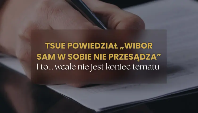 Dłoń pisząca piórem na dokumencie, z tekstem "TSUE powiedział, 'wybór sam w sobie nie przesądza'".