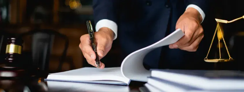 Adwokat czy radca prawny – który wybór uchroni Cię przed błędami?