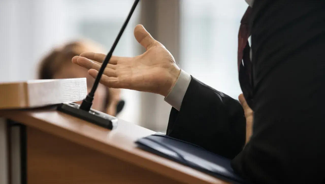Co jeśli świadek nie stawił się na rozprawie? Sprawdź konsekwencje