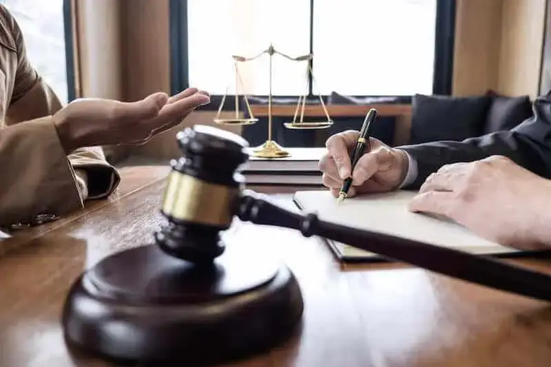 Zdjęcie Adwokat czy radca prawny – który wybór uchroni Cię przed błędami?